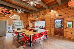 Dining - Yosemite/ Bass Lake *FUN* Slps 29 Pet Friendly (Oakhurst)