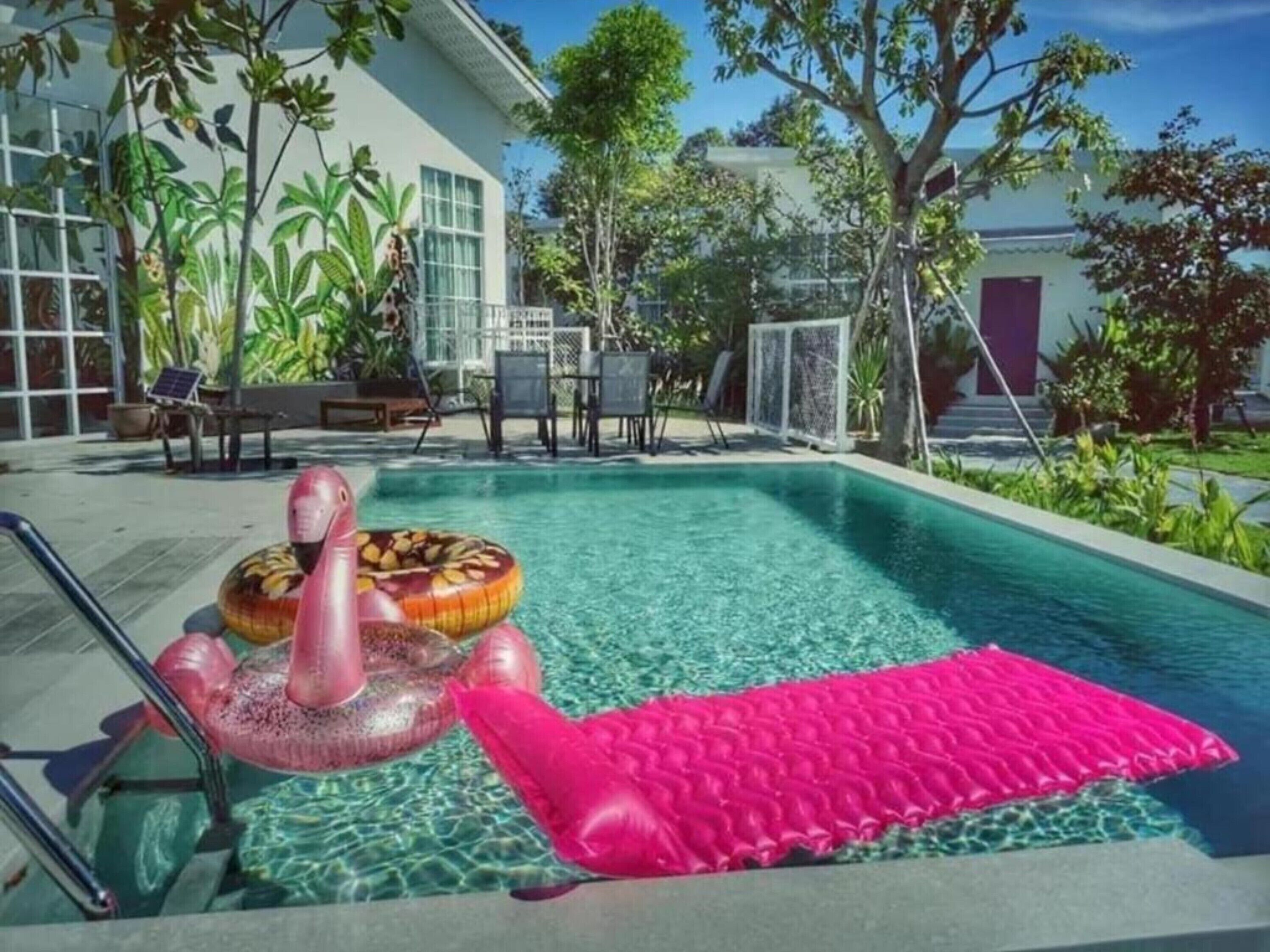 2 outdoor pools