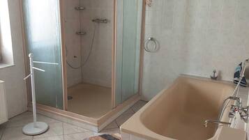 Baignoire, serviettes fournies, savon, papier toilette