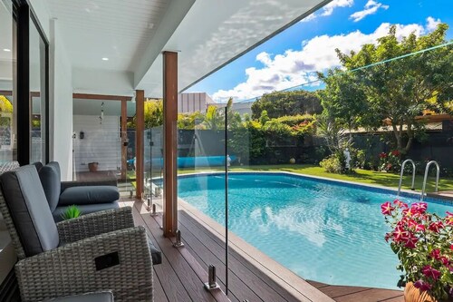 Ultra Modern & Relaxing Inner City - Private Pool and Yard - 10min walk to beach