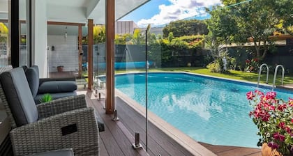 Ultra Modern & Relaxing Inner City - Private Pool and Yard - 10min walk to beach