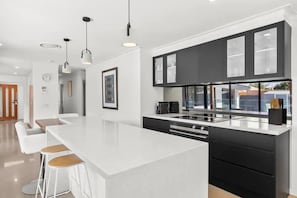 ثلاجة، ميكروويف، فرن، موقد طهي مسطح