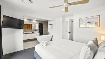 4 slaapkamers, een bureau, een strijkplank/strijkijzer, reisbedje