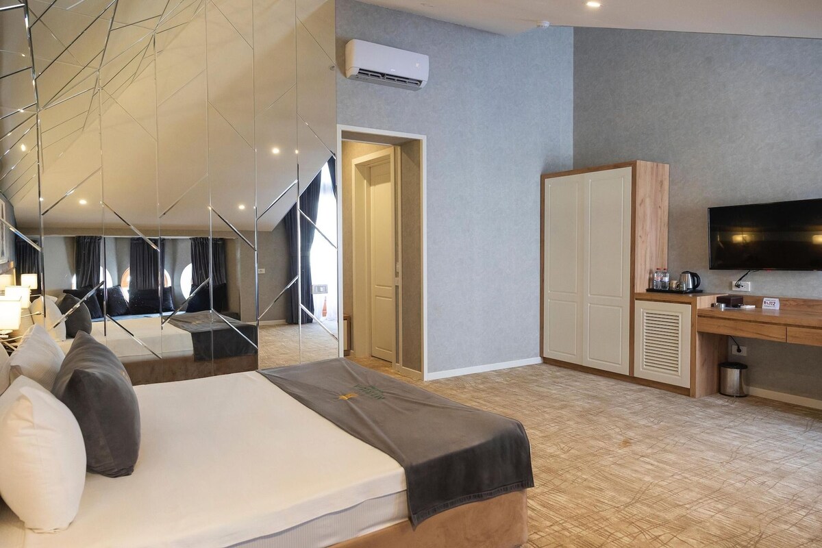Premium bedding, down comforters, minibar, desk