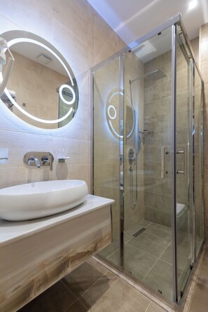 Separate bathtub and shower, rainfall showerhead, free toiletries - Merida Hotel Baku (Baku)