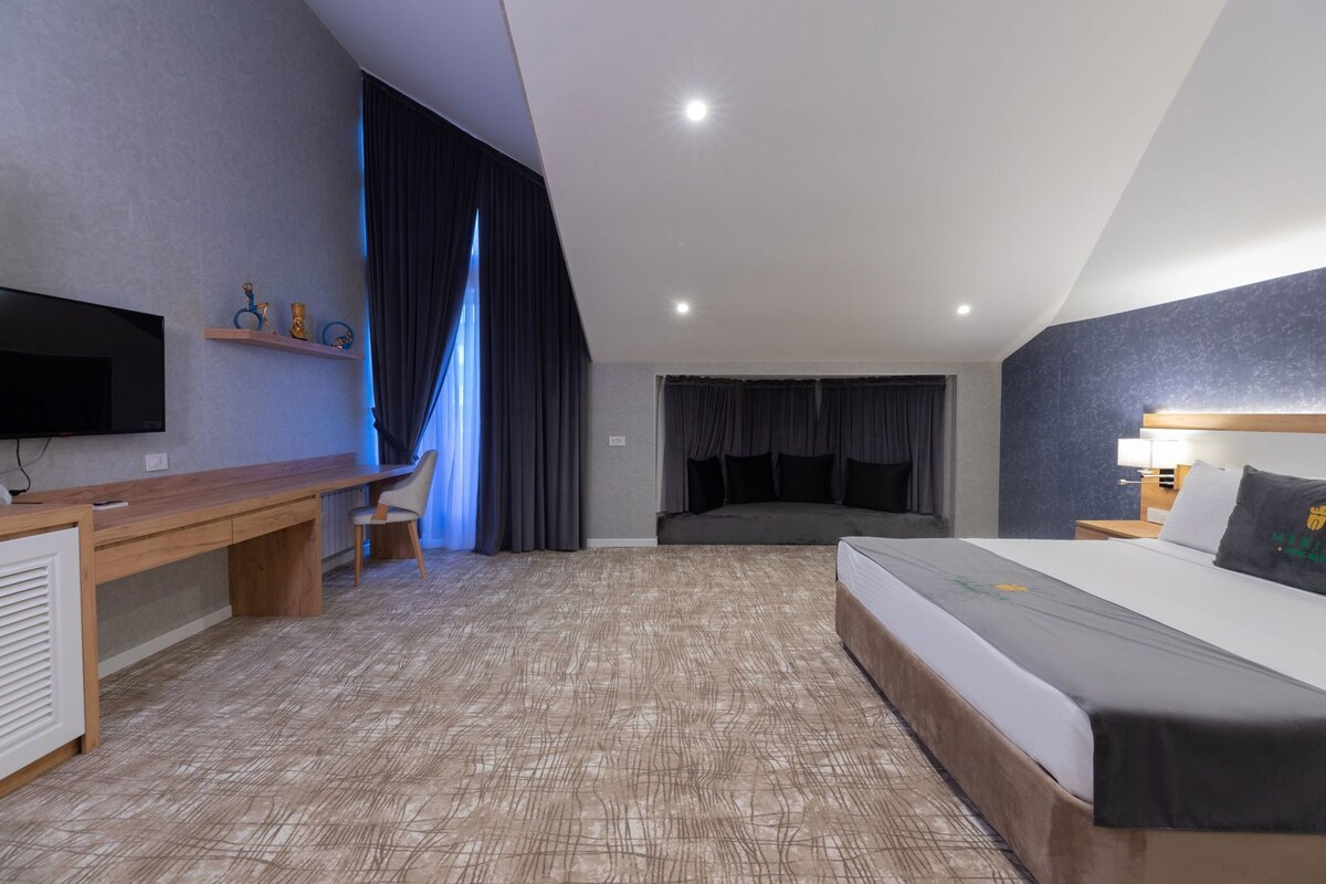 Premium bedding, down comforters, minibar, desk