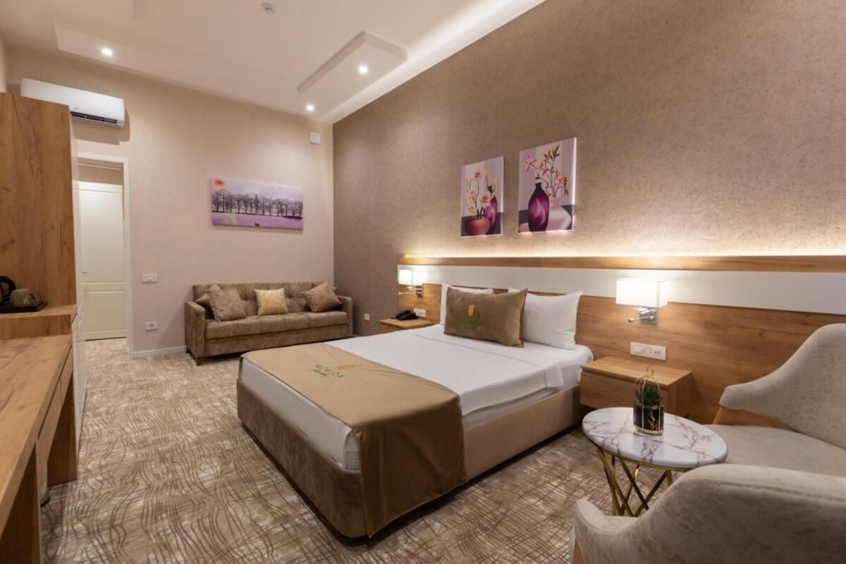 Premium bedding, down comforters, minibar, desk