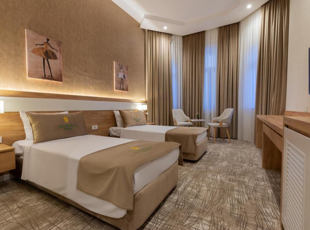 Ropa de cama de alta calidad, edredón, minibar y escritorio 
