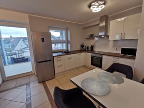 Fridge, microwave, oven, stovetop - The modern Welness apartment is located in Bad Essen with a view of the Wiehengebirge mountains. (Bad Essen)