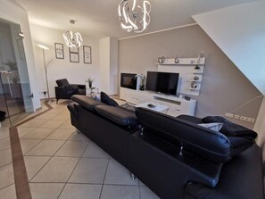 TV, fireplace - The modern Welness apartment is located in Bad Essen with a view of the Wiehengebirge mountains. (Bad Essen)