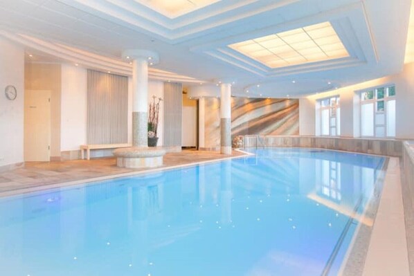 Indoor pool, a heated pool - The modern Welness apartment is located in Bad Essen with a view of the Wiehengebirge mountains. (Bad Essen)
