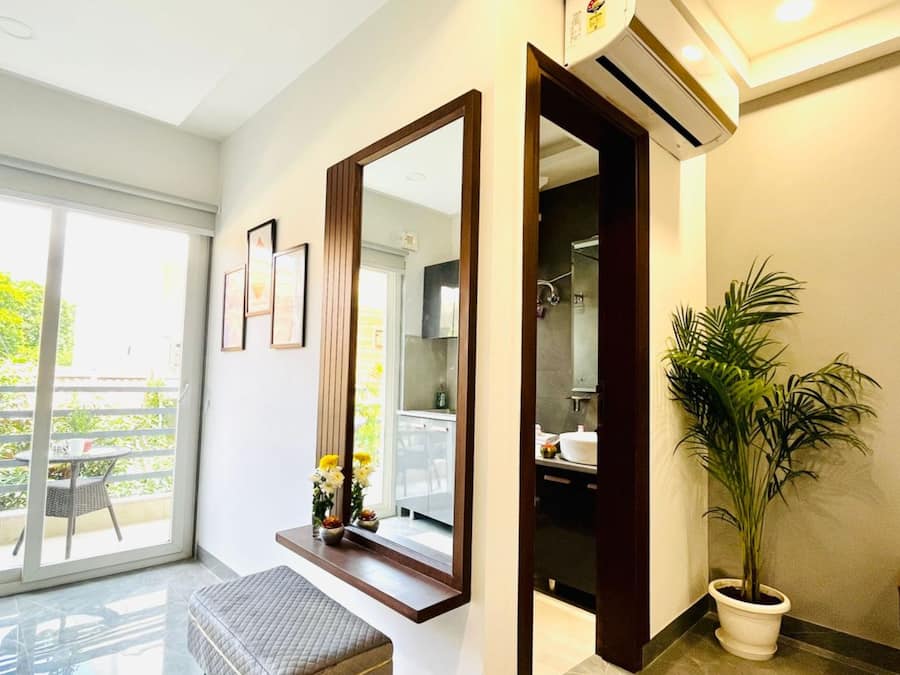 Colchones con pillow-top y caja de seguridad en la habitación