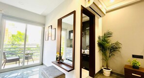 Studio Superior, 1 giường cỡ king | Chăn bông, nệm có lớp đệm bông, két bảo mật tại phòng, bàn 