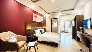 King Studio | Pillow-top beds, in-room safe, individually furnished, desk