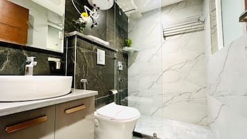 Studio Standard | Salle de bain | Douche, douche à « effet pluie », articles de toilette gratuits