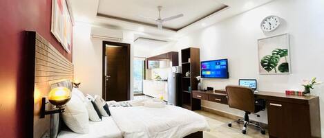King Studio | Pillow-top beds, in-room safe, individually furnished, desk