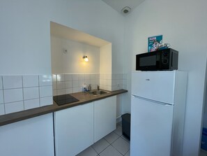 Fridge, oven, stovetop, electric kettle - Corbeil-essonnes - Superbe Appartement Terrasse (Corbeil-Essonnes)