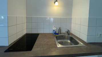 Een koelkast, een oven, een kookplaat, een waterkoker