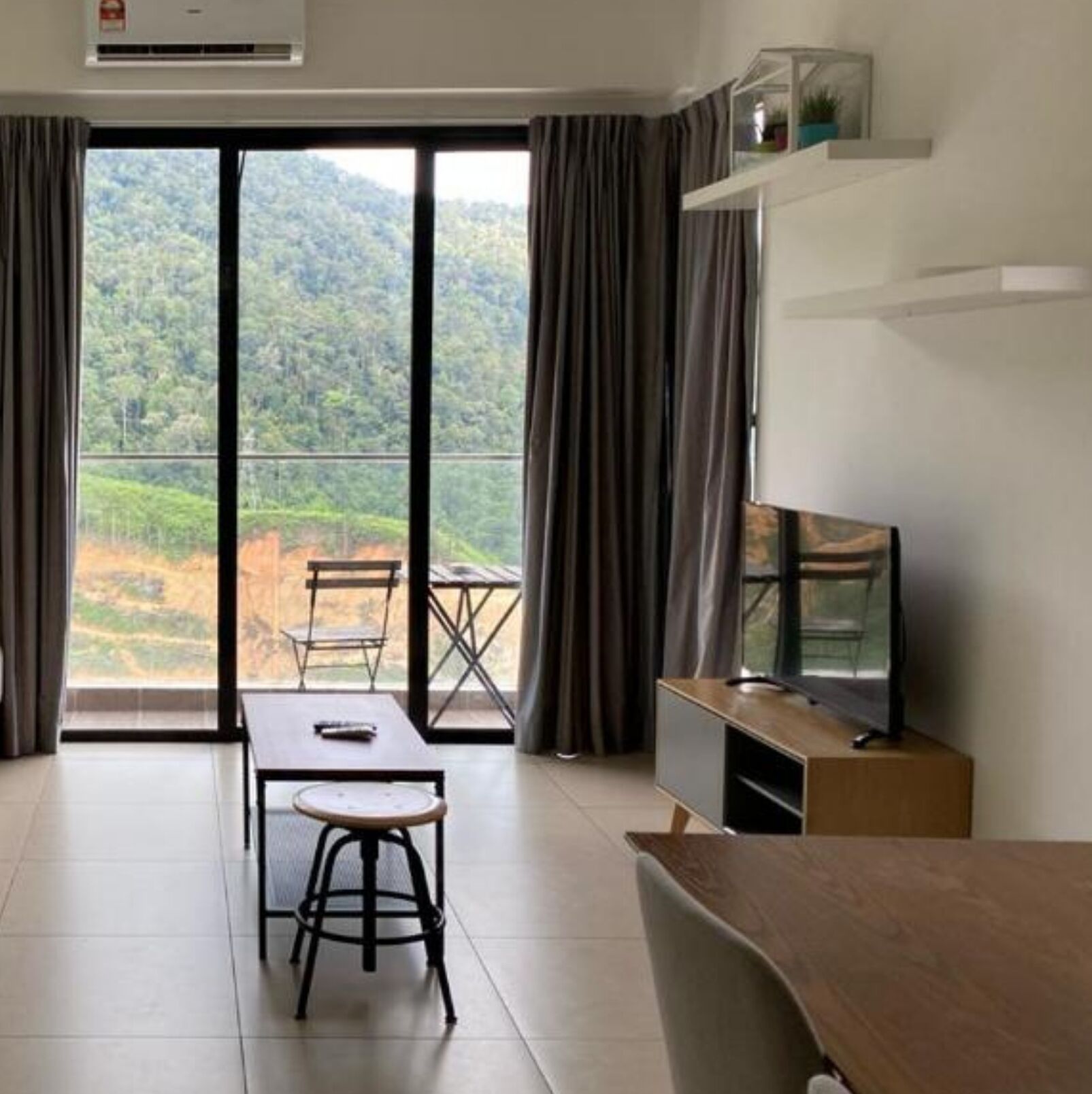 Apartament Deluxe, 1 dormitori, balcó | Sala d&#x27;estar | Televisor de pantalla plana, taula de tennis de taula i llibres 