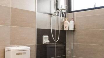 Apartemen Premier, 2 kamar tidur, balkon | Kamar mandi | Shower, pengering rambut, handuk, dan sabun