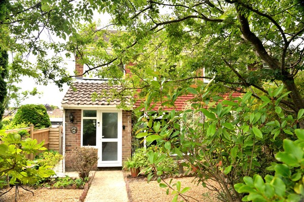 Exterior - NEW! Cosy house, a train spotter's delight (Alresford)