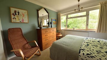 2 bedrooms, desk, iron/ironing board, travel crib