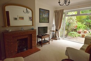 TV, DVD player, books - NEW! Cosy house, a train spotter's delight (Alresford)