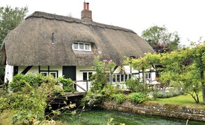 Exterior - NEW! Cosy house, a train spotter's delight (Alresford)