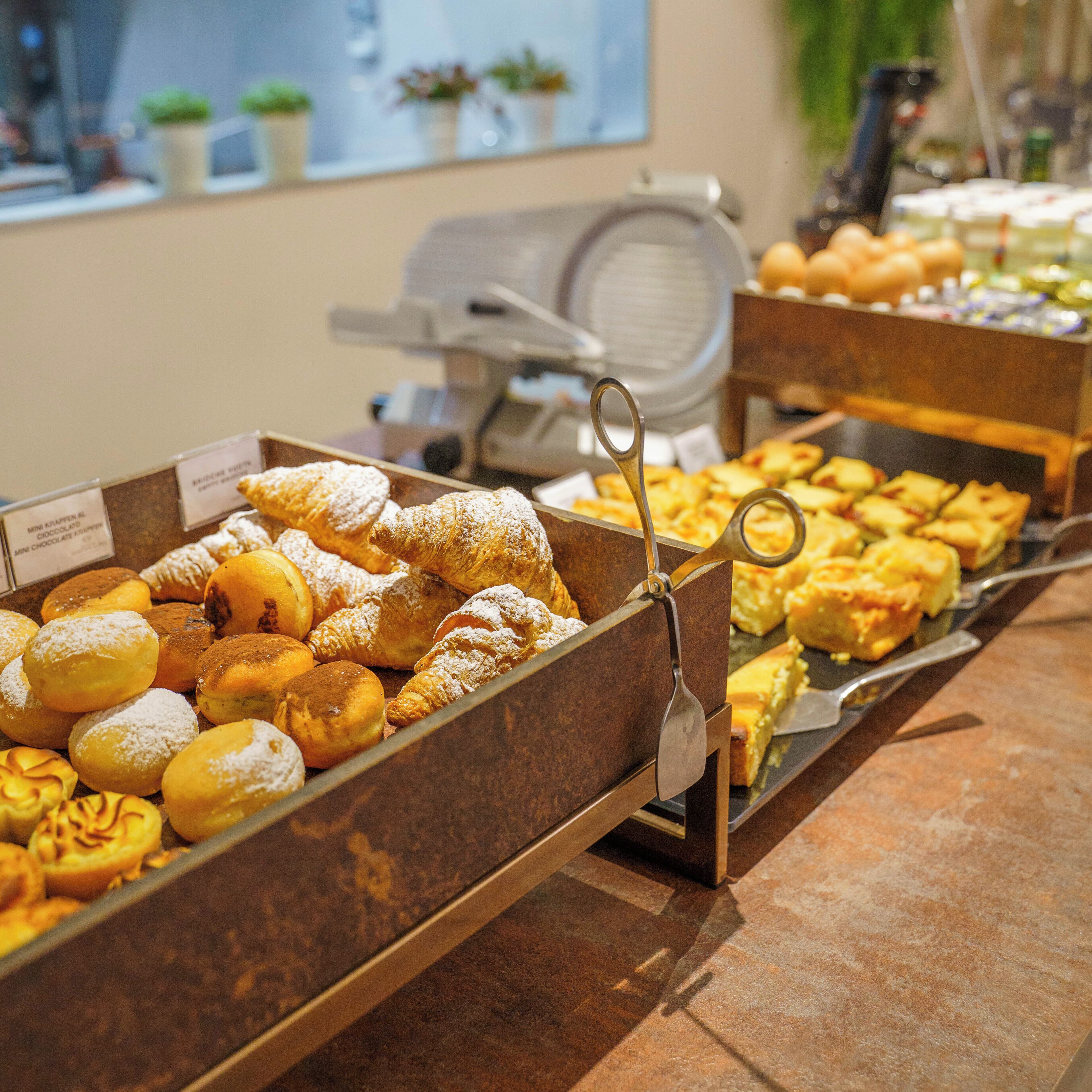 Ein Buffet mit verschiedenen Gebäcken und Desserts.