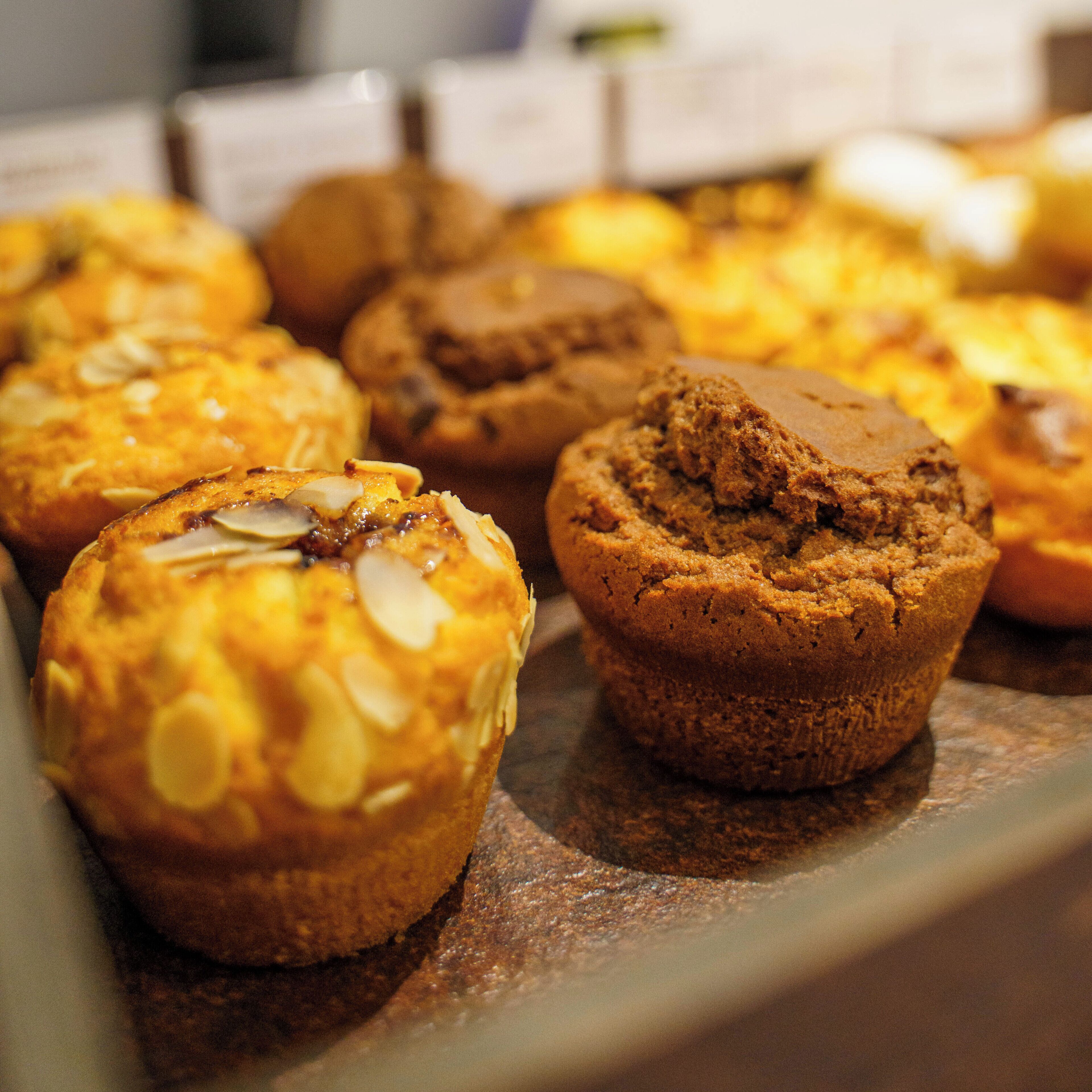 Une variété de muffins disposés sur un plateau.