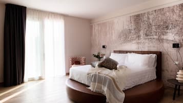 Presidential-Zimmer | Hochwertige Bettwaren, Daunenbettdecken, Minibar, Zimmersafe