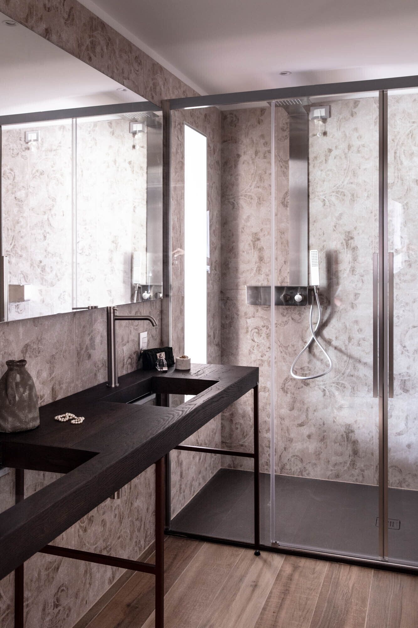 Presidential Room | Bathroom | Shower, rainfall showerhead, free toiletries, hair dryer