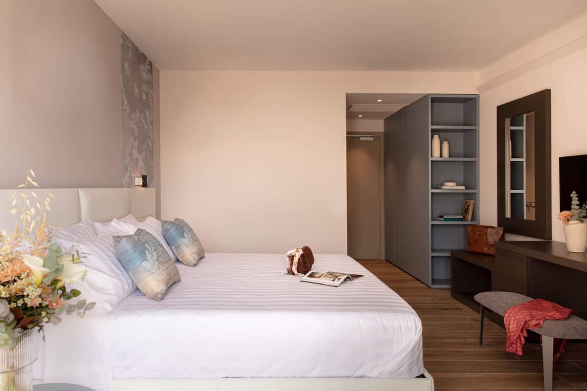 Classic Room, Accessible | Premium bedding, down comforters, minibar, in-room safe