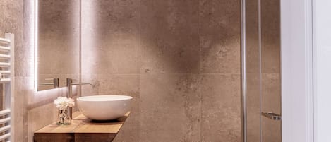 Classic-Zimmer, barrierefrei | Hochwertige Bettwaren, Daunenbettdecken, Minibar, Zimmersafe