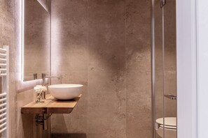 Habitación clásica, con acceso para personas discapacitadas | Ropa de cama de alta calidad, edredón y minibar 