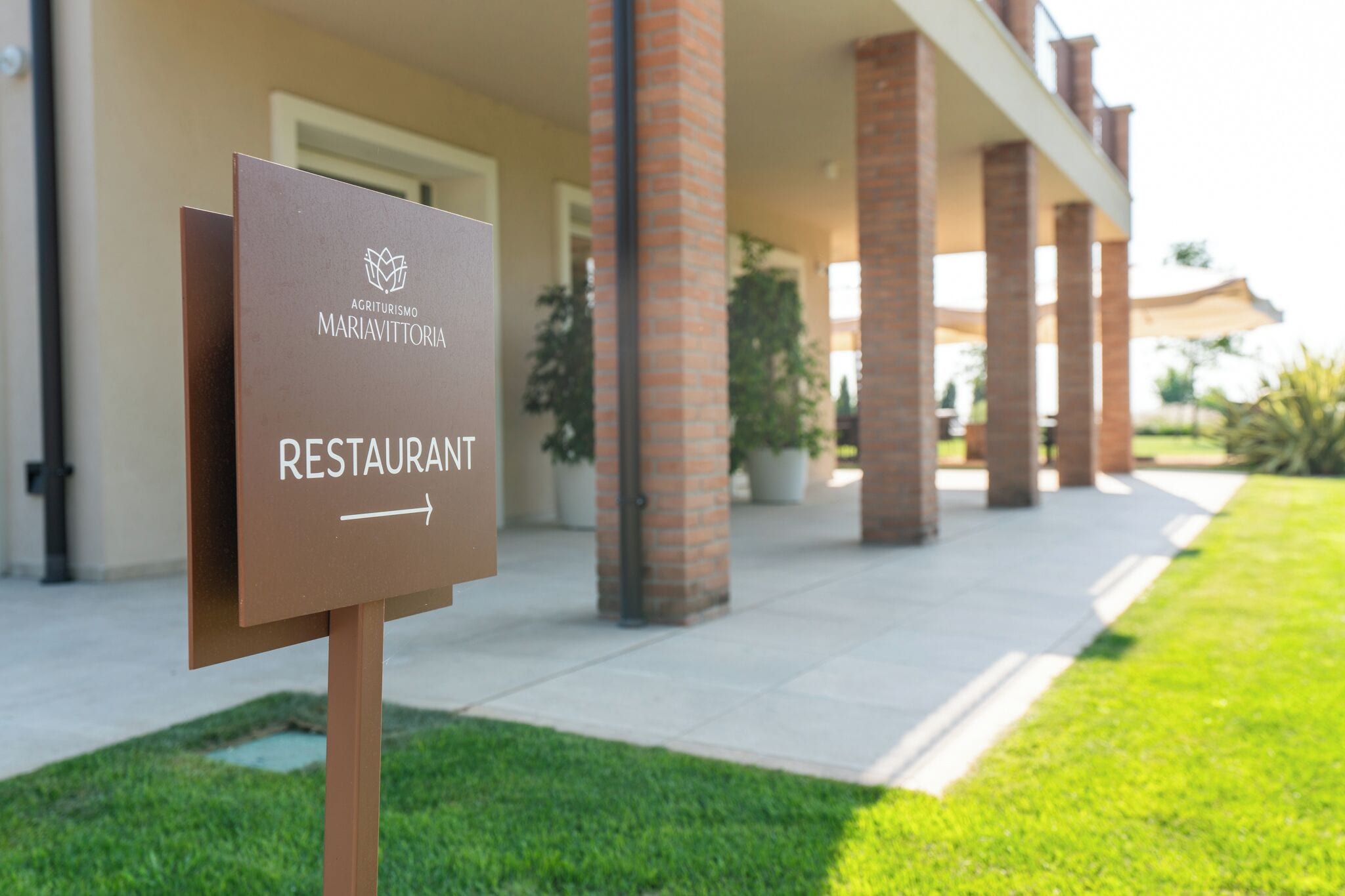 Señal de restaurante con logotipo y nombre.
