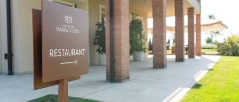 Señal de restaurante con logotipo y nombre.