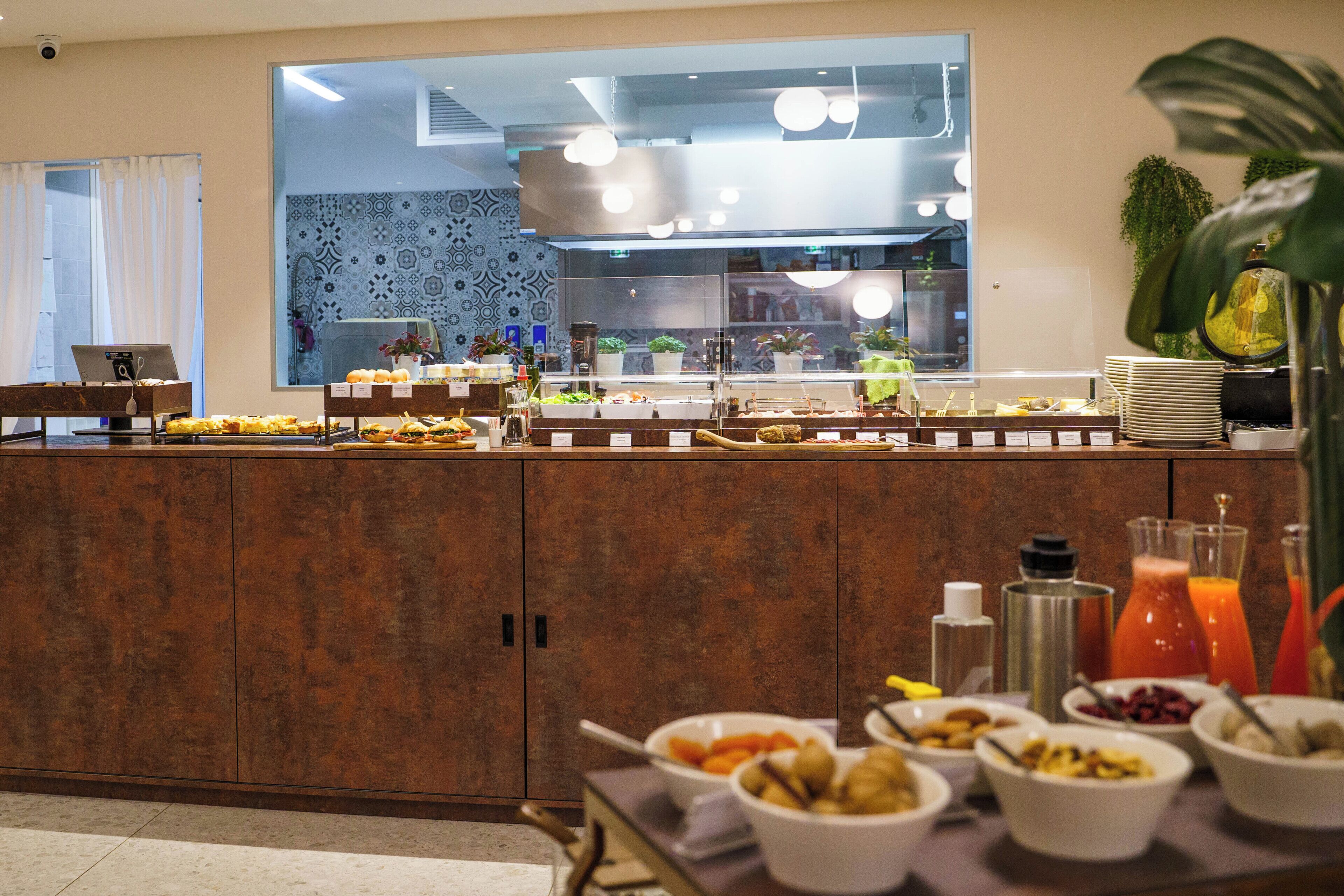 Ein Buffet mit verschiedenen Speisen und eine Küche im Hintergrund.