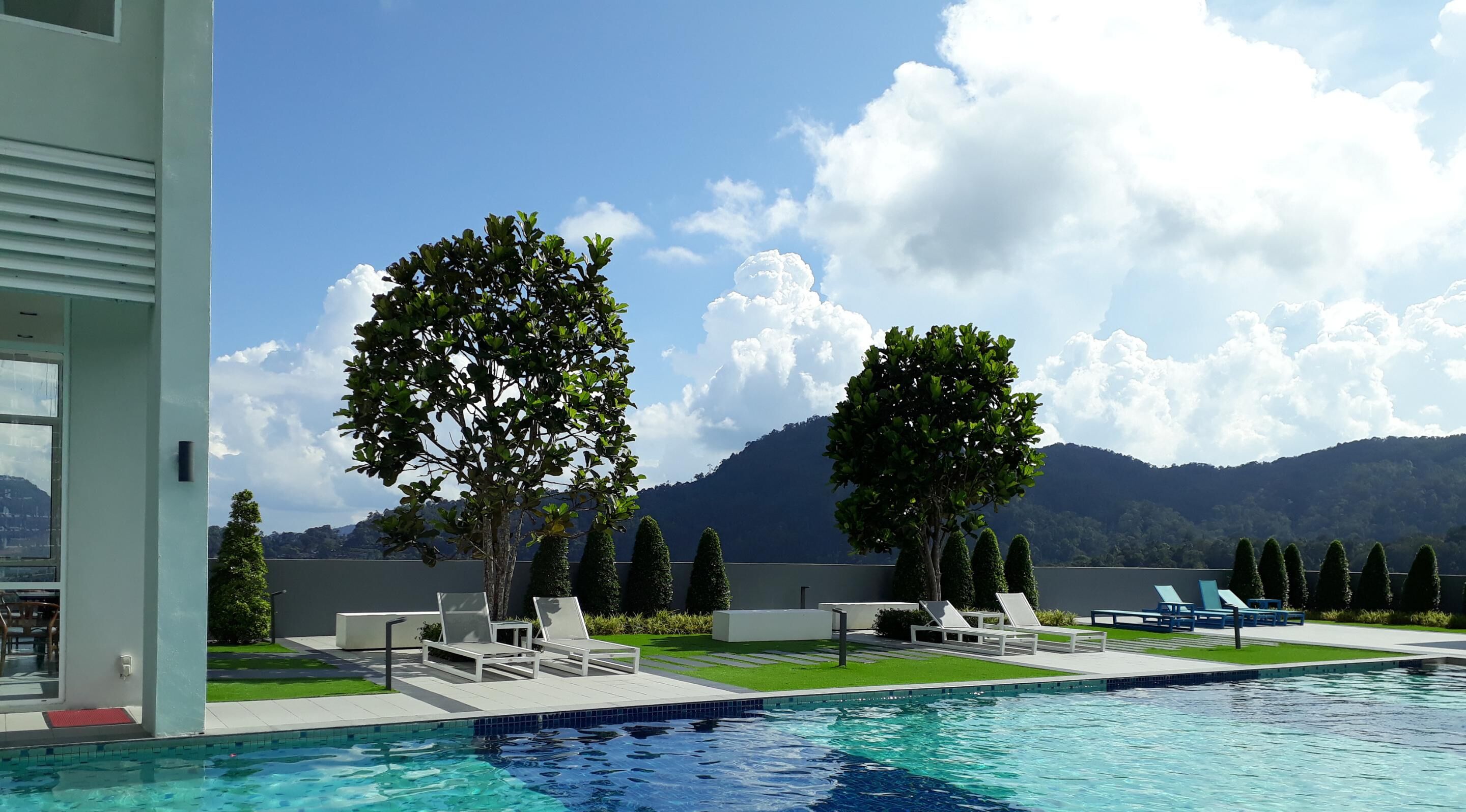 Una piscina al aire libre