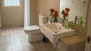 Leilighet – executive, 3 soverom, balkong (Suite Genting View) | Bad | Dusj, toalettartikler (inkludert), hårføner og bidé