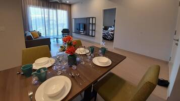3-Bedroom Executive Suite with Balcony & Genting View