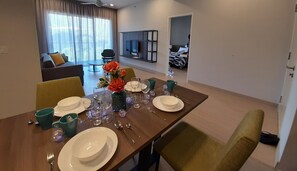 3-Bedroom Executive Suite with Balcony & Genting View | Premium bedding, down comforters, memory foam beds, iron/ironing board - 7Stonez Suites Windmill Genting Highlands (Genting Highlands)