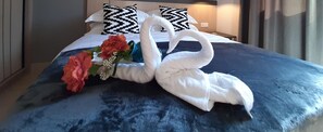 Premium bedding, down duvets, memory-foam beds, iron/ironing board - 7Stonez Suites Windmill Genting Highlands (Genting Highlands)