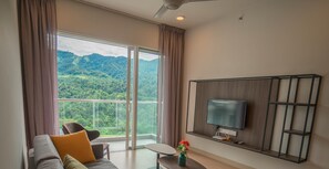 Leilighet – executive, 3 soverom, balkong (Suite Genting View) | Oppholdsområde | Flatskjerm-TV