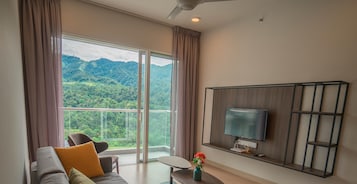 3-Bedroom Executive Suite with Balcony & Genting View | Living area | Flat-screen TV
