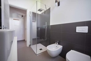 Douche, sèche-cheveux, bidet, serviettes fournies