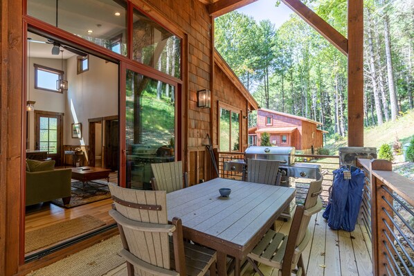 Outdoor dining - Après Chalet at Eagles Nest - pet friendly, fire pit, in Fish Camp (Banner Elk)