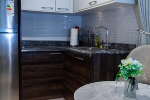 Kjøleskap, mikrobølgeovn, ovn og kokeplater