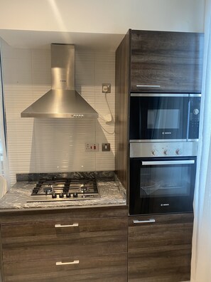 Kjøleskap, mikrobølgeovn, ovn og kokeplater