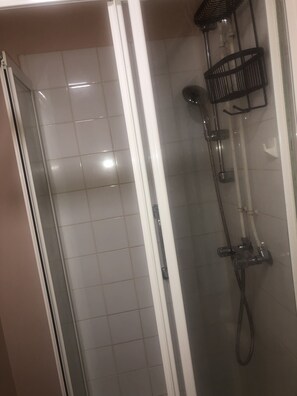 تجهيزات دش، مناشف، صابون، ورق حمّام